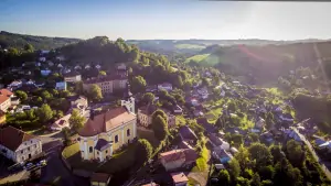 letecký snímek obce Pecka i s kostelem a hradem