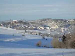 zimní pohled na obec Pecka s dominantou hradu