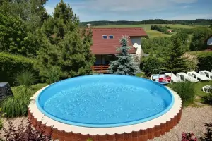 na zahradě chalupy Pecka se nachází polozapuštěný bazén (průměr 6,2 m, hloubka 1,4 m)