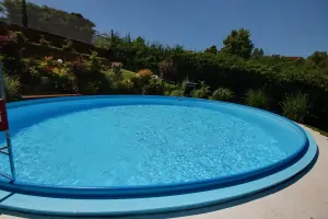 polozapuštěný bazén (průměr 6,2 m, hloubka 1,4 m)