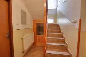 přízemí: schodiště do prvního patra