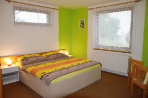 první patro: ložnice s dvojlůžkem a patrovou postelí