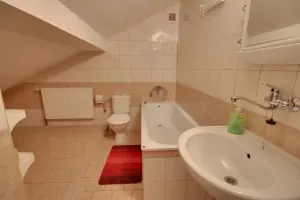 podkroví: koupelna s vanou, umyvadlem a WC