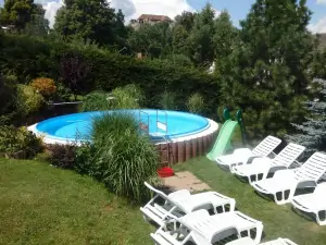 bazén a lehátka na slunění