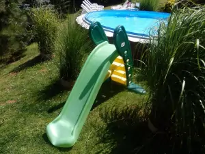 dětská skluzavka u bazénu