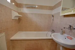 první patro: koupelna s vanou a umyvadlem