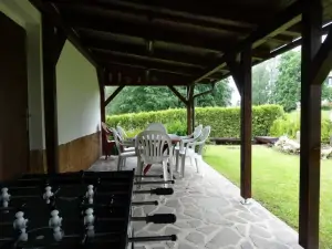chata Lipno nad Vltavou -zastřešená terasa s venkovním poszením a stolním fotbalem