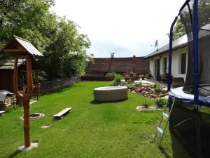 na zahradě mohou hosté využít nafukovací vířivku a trampolínu