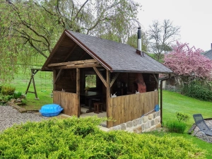 pergola s venkovním posezením a zahradním krbem