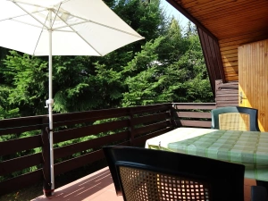 balkon s posezením a slunečníkem