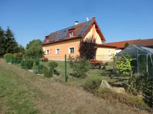 rekreační dům Buková leží na kraji obce v oplocené zahradě