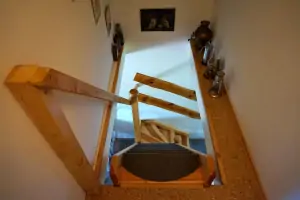 z obytného pokoje vedou příkré schody do podkroví, kde se nachází 2 samostatné ložnice