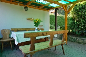 pergola s venkovním posezením a zahradním krbem