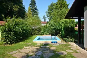 u chaty je k dispozici zapuštěný bazén (3 x 2 x 1,2 m, v provozu od června do srpna)