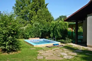u chaty je k dispozici zapuštěný bazén (3 x 2 x 1,2 m, v provozu od června do srpna)