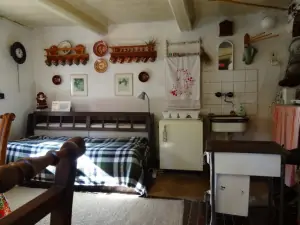 gauč v obytné kuchyni