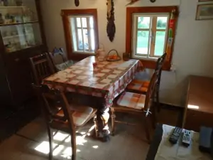 stůl a židle v obytné kuchyni