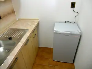 lednička v kuchyňce