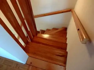 schody z prvního patra do podkrovní otevřené ložnice