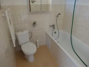 koupelna s vanou a WC