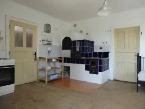 obytná kuchyně s kachlovými kamny
