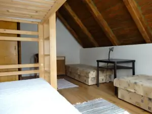 ložnice se 2 lůžky a patrovou postelí v prvním patře