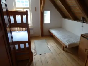 ložnice se 2 lůžky a patrovou postelí v prvním patře