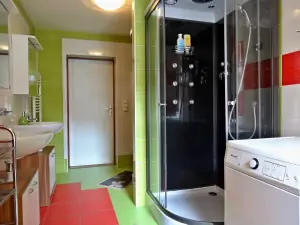 koupelna se 2 sprchovými kouty, 2 umyvadly, pračkou, sušičkou a infrasaunou pro 2 osoby