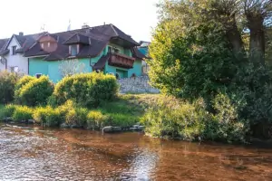 chalupa Dolní Dvořiště se nachází v klidné části obce přímo u řeky Malše