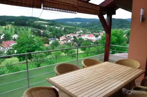 balkon (terasa) s venkovním posezením a krásným výhledem do okolí
