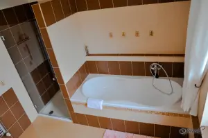 koupelna se sprchovým koutem, vanou a umyvadlem v přízemí