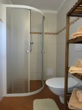 koupelna č. 2 - koupelna se sprchovým koutem, umyvadlem a WC