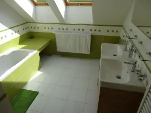 koupelna v podkroví s vanou a 2 umyvadly
