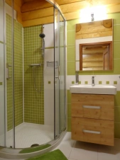 koupelna v přízemí se sprchovým koutem, WC, umyvadlem a infrasaunou pro 2 osoby