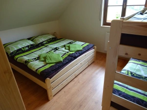 ložnice s dvojlůžkem a patrovou postelí