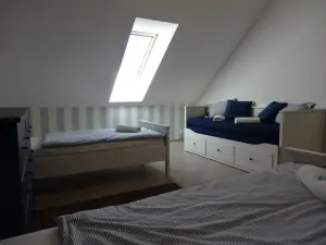 podkrovní ložnice se 2 samostatnými lůžky a rozkádací postelí pro 2 osoby