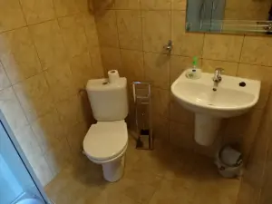 k ložnici s dvojlůžkem a 2 rozkládacími křesly náleží koupelna s vanou a WC (sprchový kout byl vyměněn za vanu)
