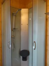 k ložnici s dvojlůžkem a 2 rozkládacími křesly náleží koupelna s vanou a WC (sprchový kout byl vyměněn za vanu)