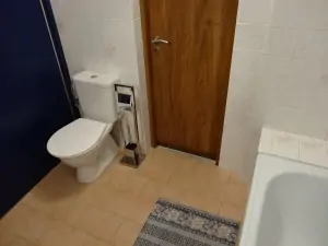 k 2-lůžkové ložnici náleží koupelna s vanou a WC