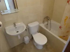 koupelna s vanou a WC v oddělené části chalupy