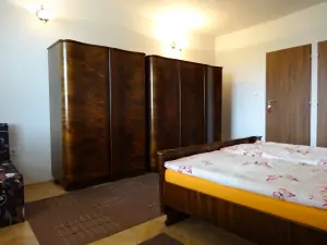 ložnice s dvojlůžkem a 2 rozkládacími křesly