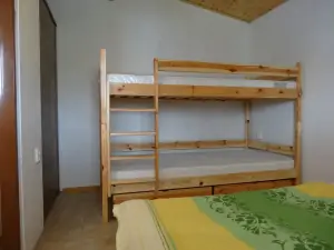 ložnice se 2 lůžky a patrovou postelí v oddělené části chalupy