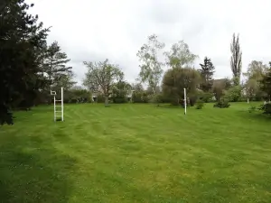 na zahradě je možno využít travnaté plochy pro míčové hry (síť k dispozici)