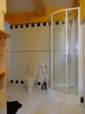 koupelna se sprchovým koutem, WC a umyvdlem