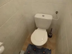 WC je přístupno z koupelny