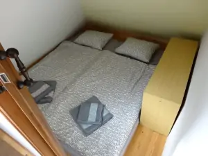 malá ložnice v podkroví se 2 matracemi