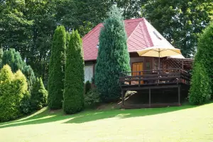 pohled na chatu ze spodní části zahrady