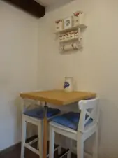 stolek a 2 židličky v kuchyni