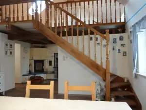 stylová obytná místnost - schodiště na otevřený ochoz s rozkládacím gaučem pro 1 až 2 osoby