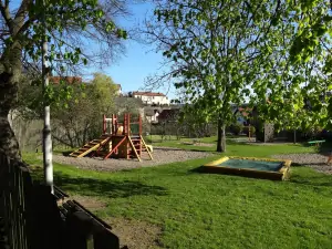 na malé návsi (50 m od chalupy) se nachází veřejné dětské hřiště